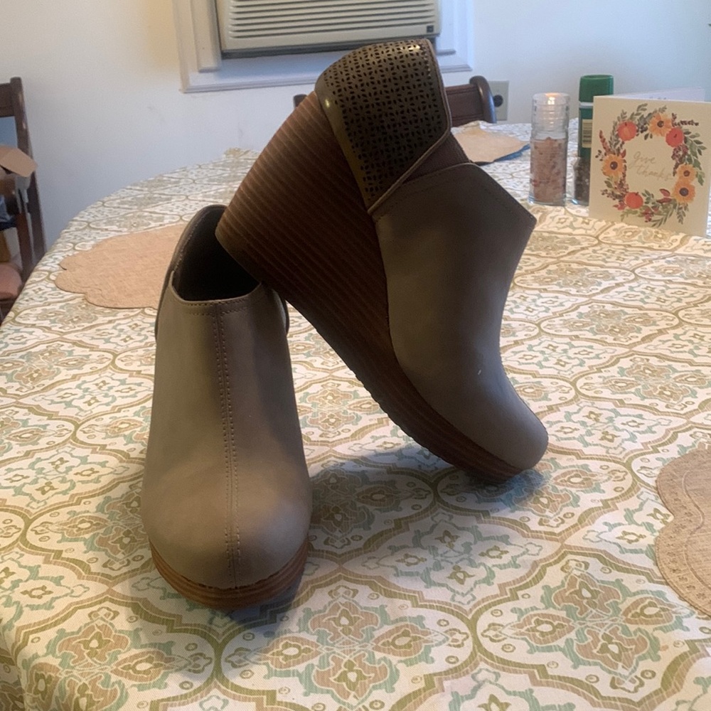 Nice pair of work shoes for the office. Very comfy